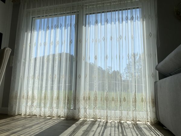 Wie wäscht man Gardinen, um ein reines Weiß zu erhalten?