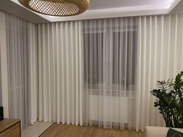 Weiße Vorhänge kombiniert mit feinen weißen Gardinen