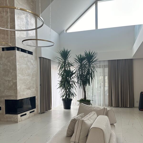 Elegantes Wohnzimmer in der Trendfarbe 2026: Cloud Dancer.