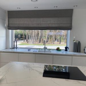 Raffrollo für die Küche aus naturgrauem Stoff