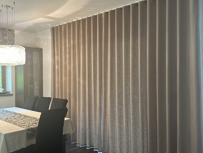 Gemütliches und elegantes Wohnambiente mit komplett zugezogenen Vorhängen