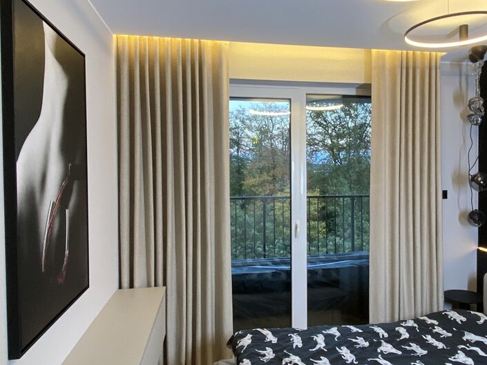 Elegants, modernes Schlaafzimmer i neutral beige Tön