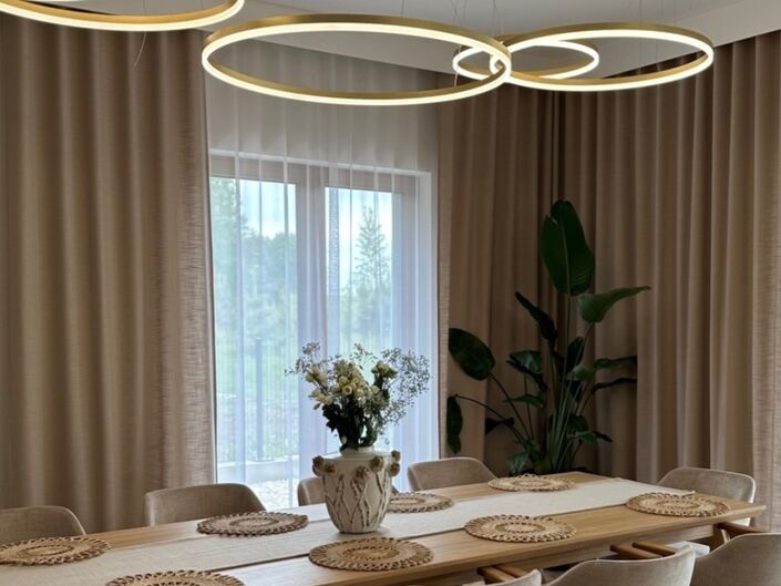 Wohnzimmer im moderne Stil mit beige Vorhänge