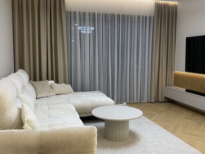 Moderns Wohnzimmer i Beige-Tön