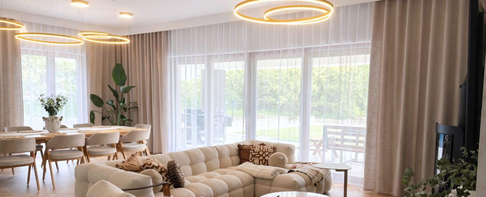 Salon, modne zasłony w kolorach 2026r