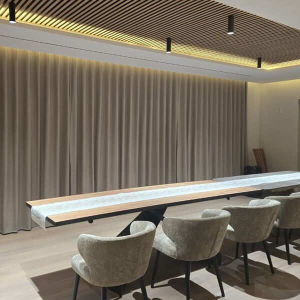 Elegants Wohnzimmer mit beige Vorhänge zum Zuziehe